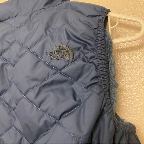 The North Face Women's Mossbud Insulated Revesible furry Vest Blue Wing Teal -S - Picture 10 of 12